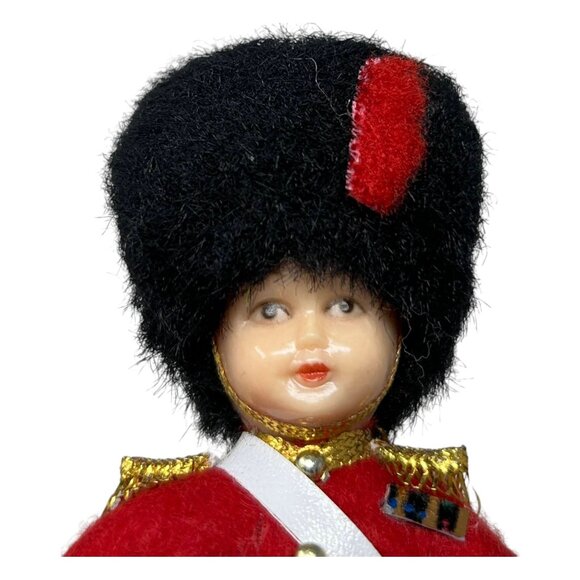 Vintage British Guard Doll With Red Wool Uniform & Accessories Made In Hong Kong - Picture 12 of 13